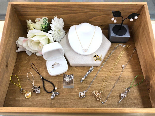 【体験制作サンプル】
アクセサリー作りではストラップやペンダント、リングなどたくさんの金具の中から選ぶことができます。_三重県真珠